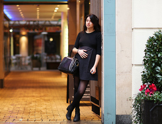Hannah Swerling wears a Seraphine black maternity dress